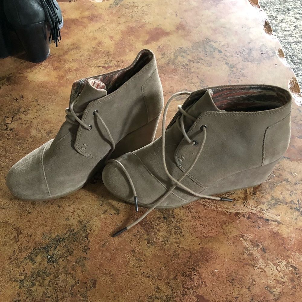 Tom’s 8.5 suede nude wedges